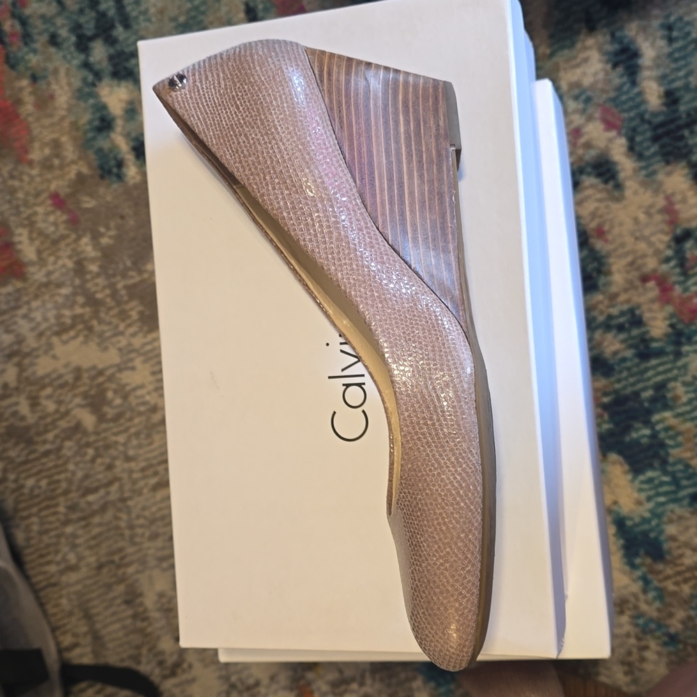 Calvin Klein Taupe Saxton Patent Lizard Wedge Heels size 10